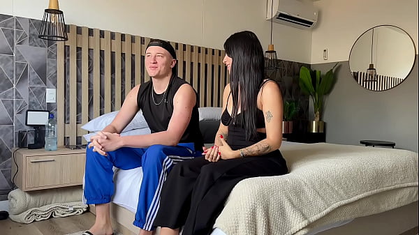 Entrevistó a COFLA 24CM y me coge fuertemente para finalizar la entrevista